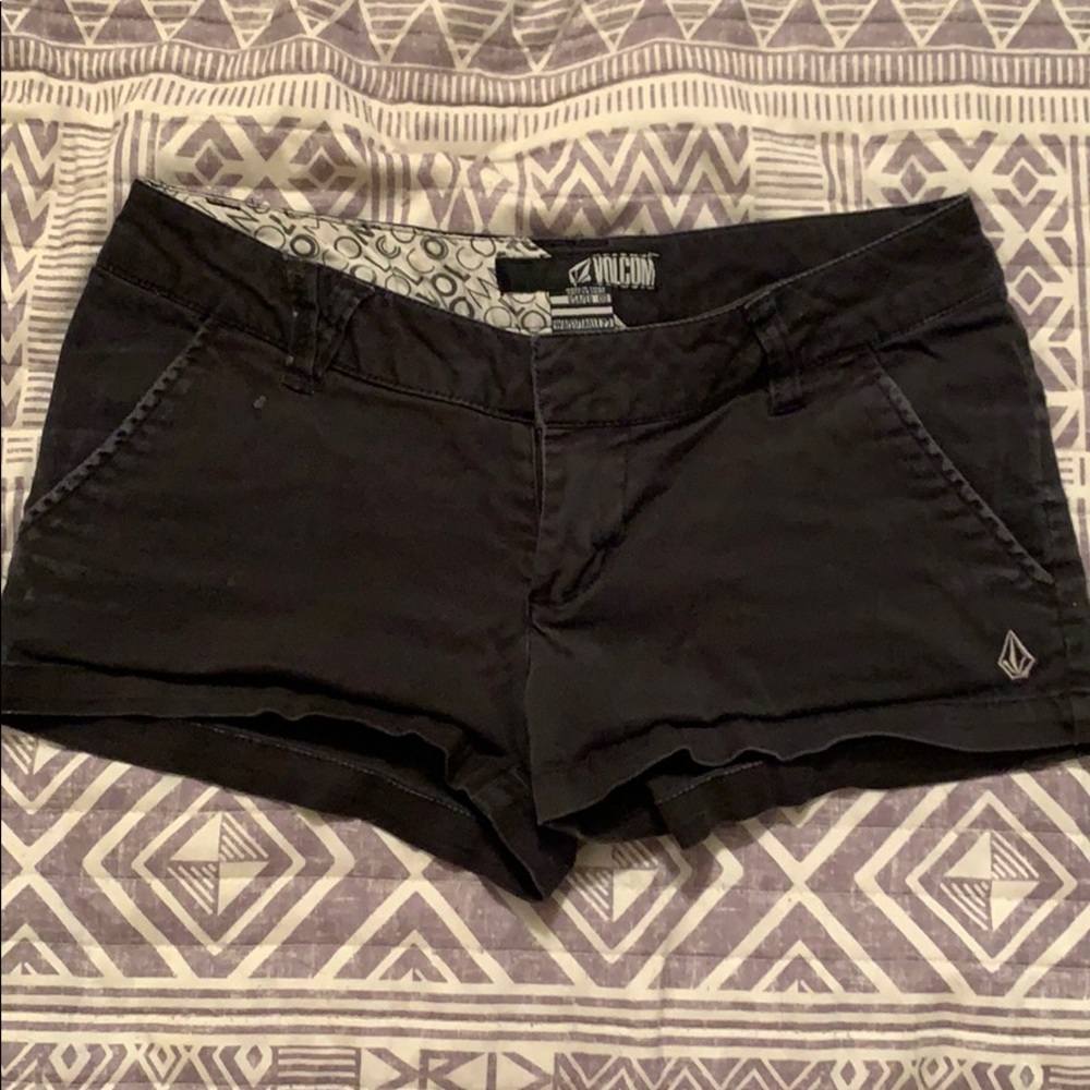 black volcom skate shorts